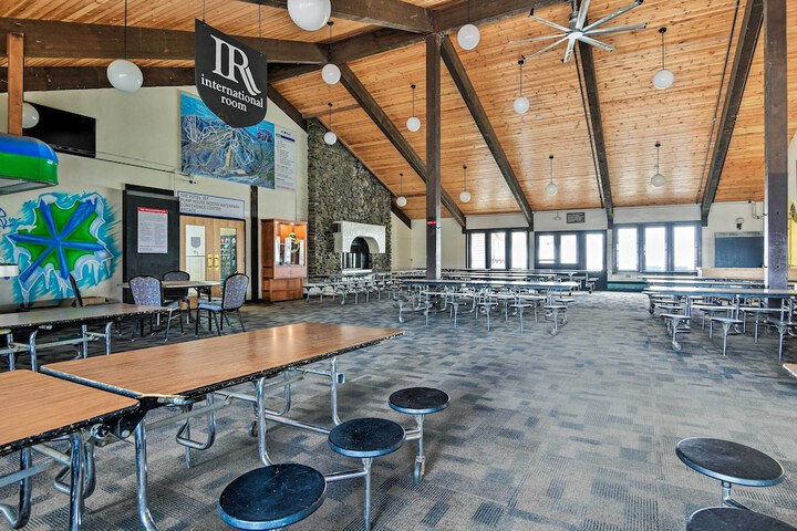Ski-in Resort Family Condo w / Deck at Jay Peak!