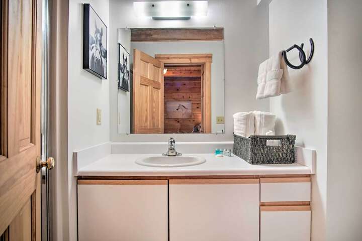 Rustic Rothbury Cabin w / Resort Amenity Access!