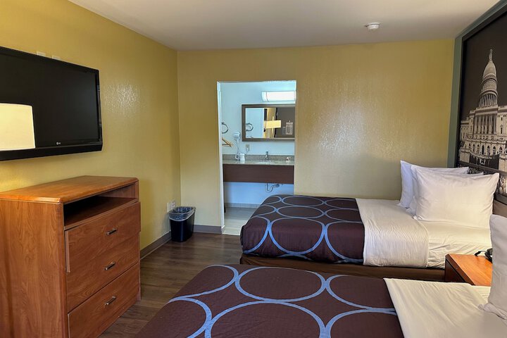Room 10 of 14