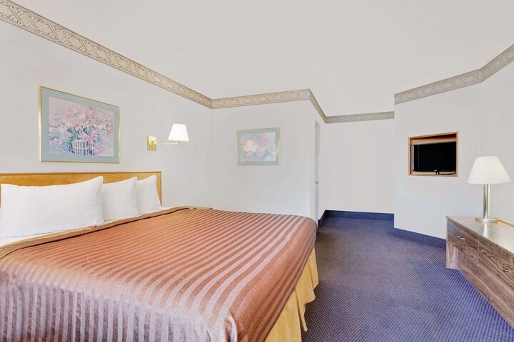 Room 8 of 18