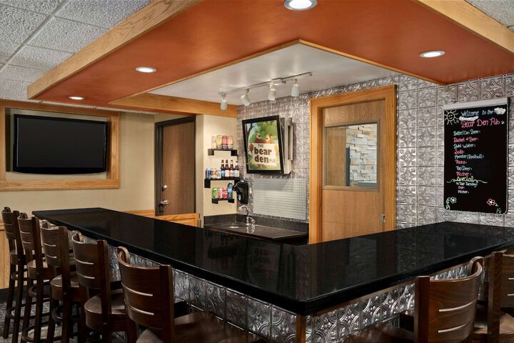 Lounge 41 of 48