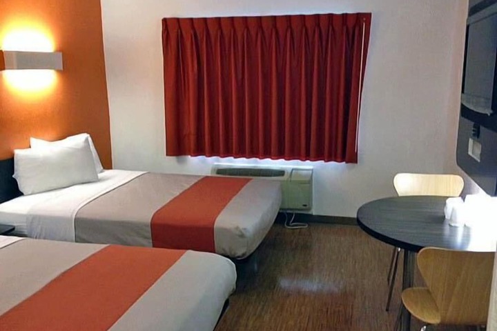 Room 28 of 35