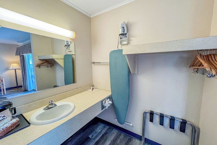 Days Inn by Wyndham Mackinaw City - Lakeview