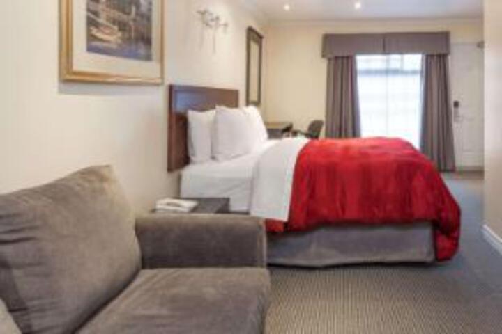 Knights Inn - Kingston ON