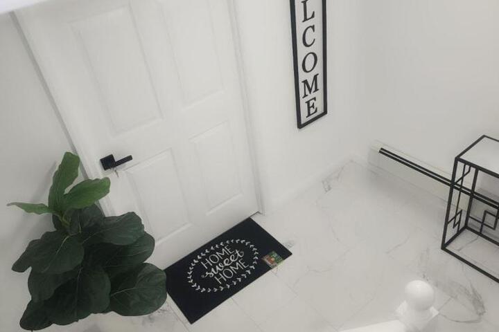 Baldwin NY 1 Bedroom Apartment Queen Size Bed