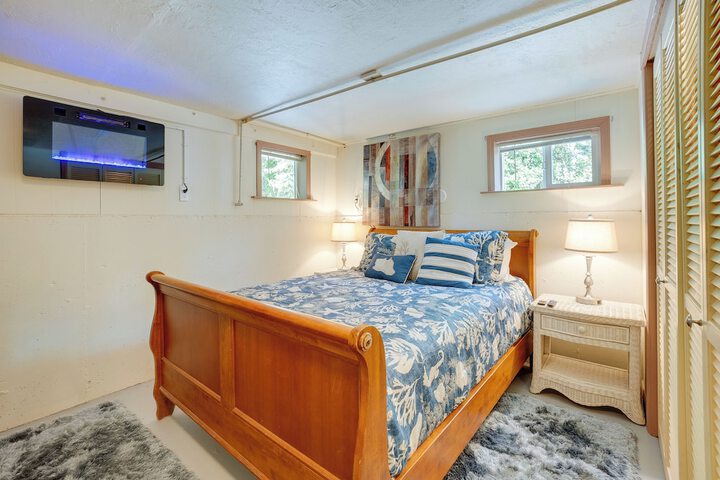 Waterfront Coos Bay Retreat w / Kayaks!
