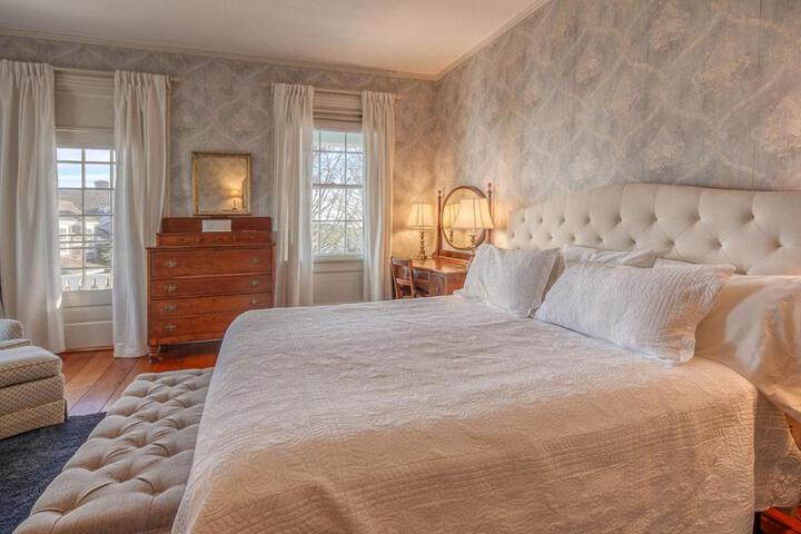 Captain Morse House - Luxury Waterfront, Town, & Beaches - 5 stars