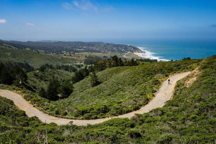 Ocean & Mountain View Home - Walk to Trails Beach Family Activities