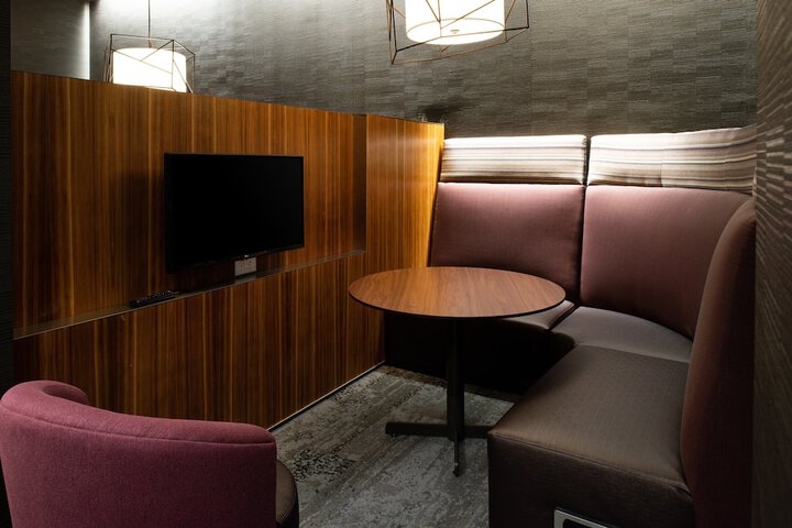 Lounge 48 of 59