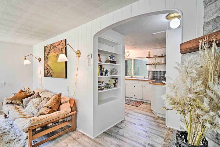 Stylish Dog-friendly Bungalow: Steps to Elk Lake