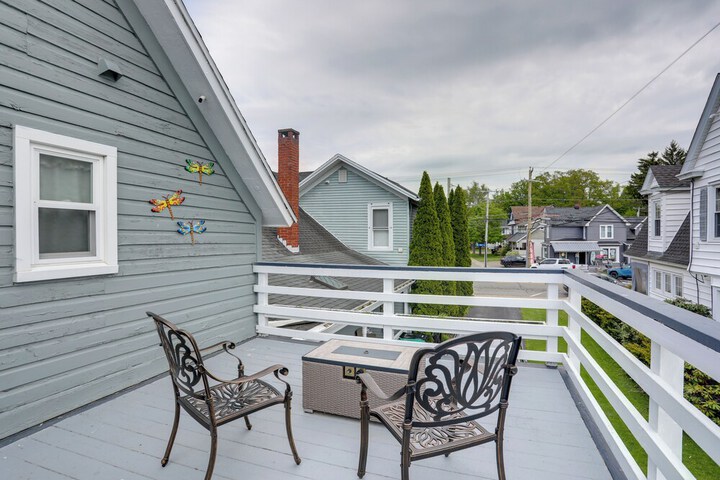 Pet-friendly Loft Vacation Rental w / Fire Pit!