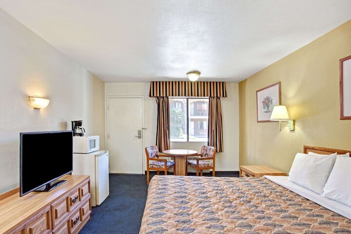 Room 9 of 14