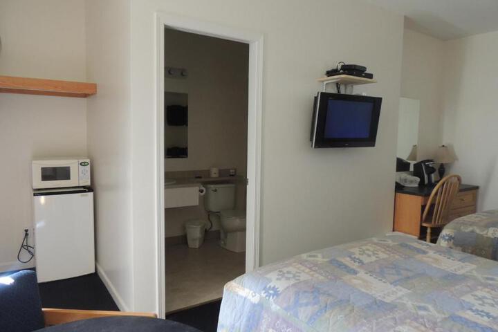 100 Mile Motel & RV Park