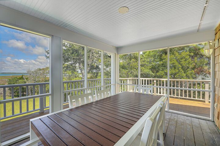 Waterfront Home w / Screened Porch & Sunsets
