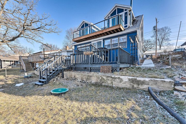 Lakefront Home w / Gorgeous Sunsets Kayaks, & Pier