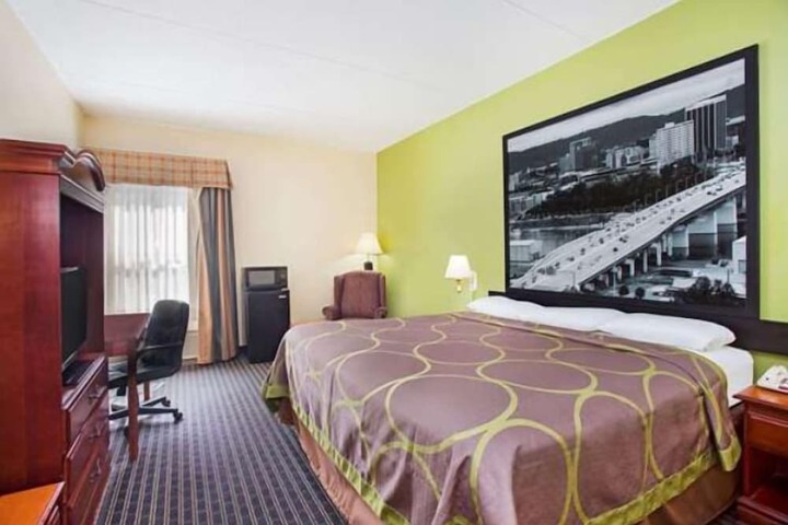 Room 11 of 28