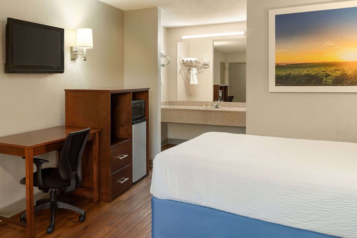 Days Inn by Wyndham Dillon