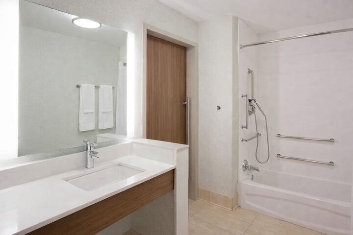 Holiday Inn Express & Suites Des Moines Downtown by IHG