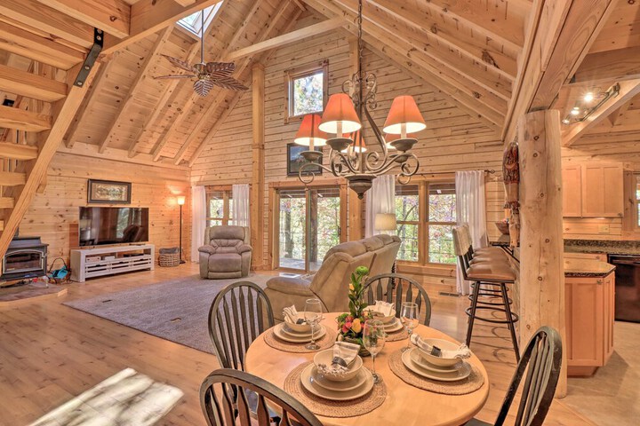 serenity Woods Cabin w / Hot Tub & Fire Pit