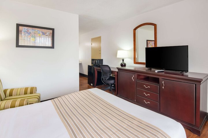 Room 17 of 34