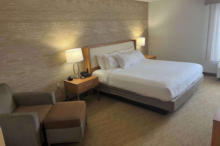 Room 33 of 47