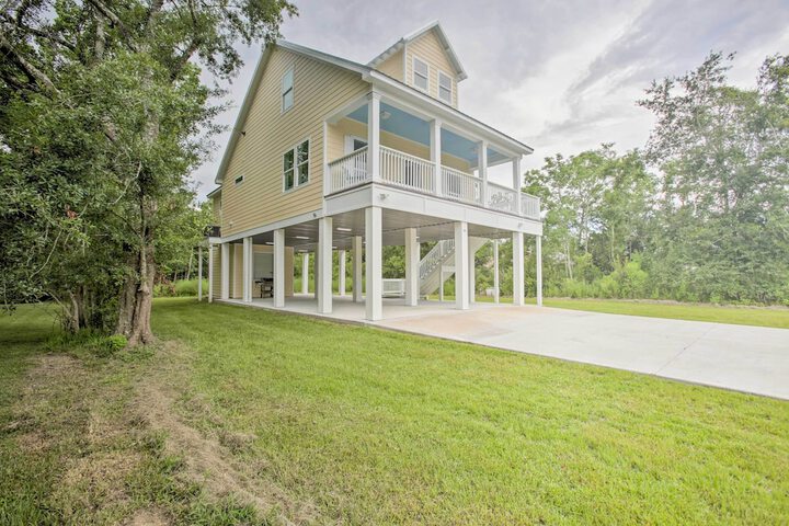 Modern Waveland Home w / Deck Walk to Beach!
