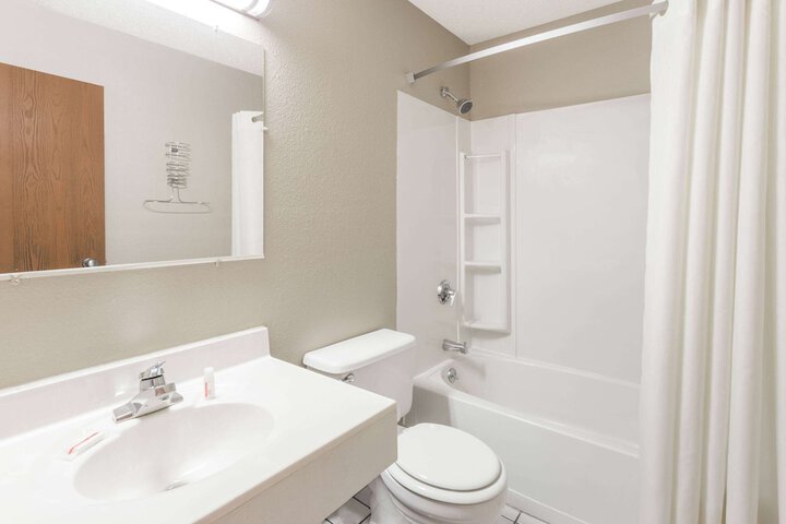 Super 8 by Wyndham Kenosha / Pleasant Prairie