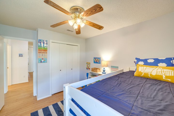 Family-friendly Broken Arrow Retreat w / Yard!