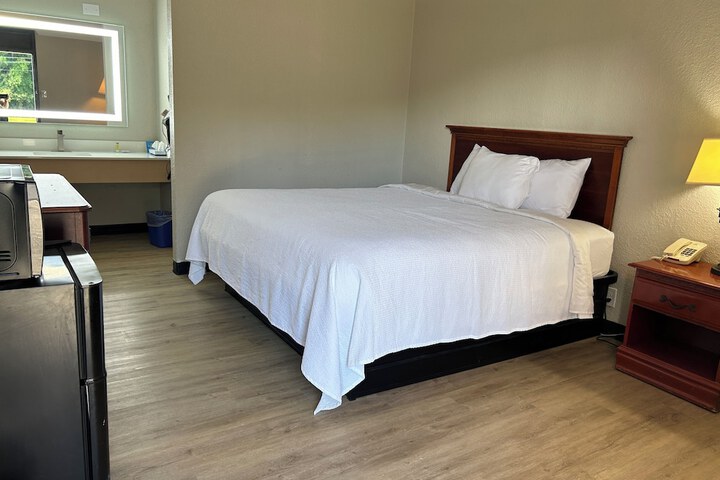 Days Inn by Wyndham Hinesville Near Fort Stewart
