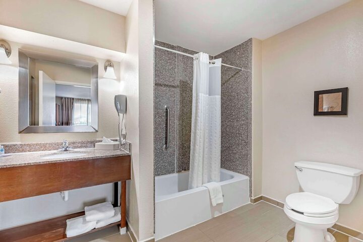 Comfort Suites Port Allen - Baton Rouge