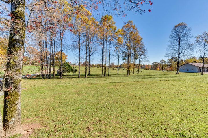 Modern Clarkesville Cottage w / Decks & Patio!
