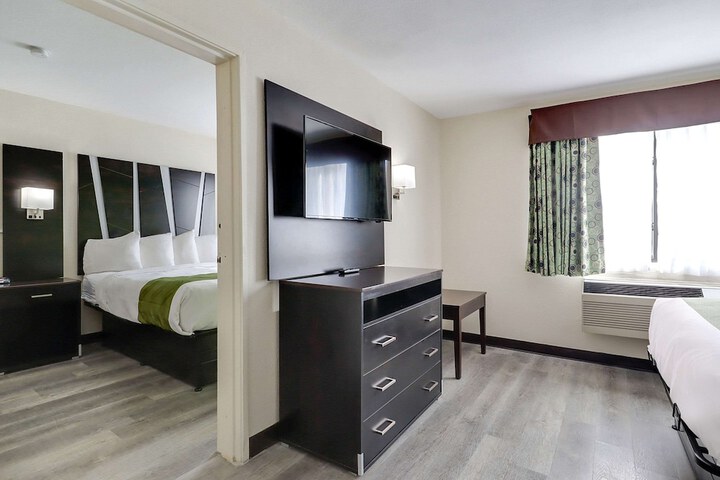Room 32 of 46