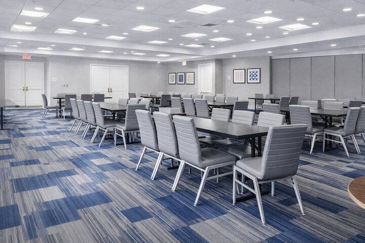 Holiday Inn Express & Suites Winner by IHG