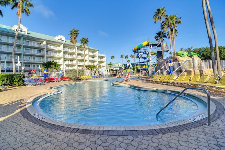 Waterfront Condo w / Water Park Walk to the Beach!