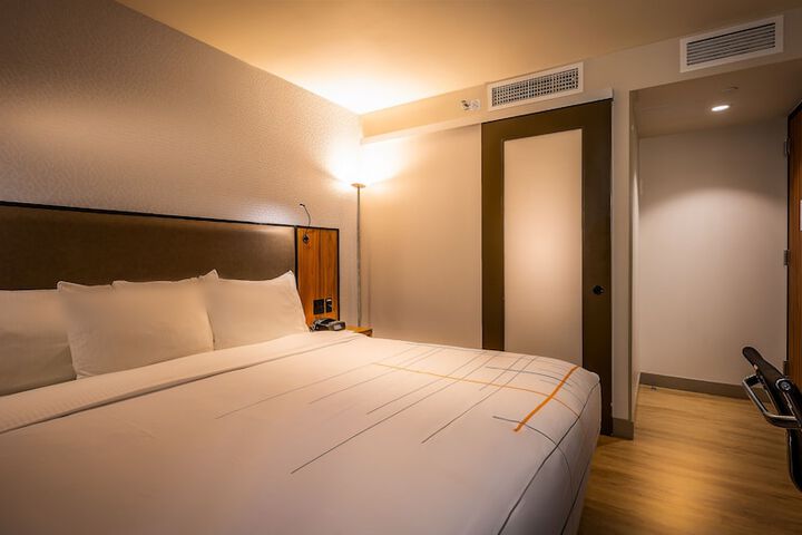 La Quinta Inn & Suites by Wyndham Times Square South