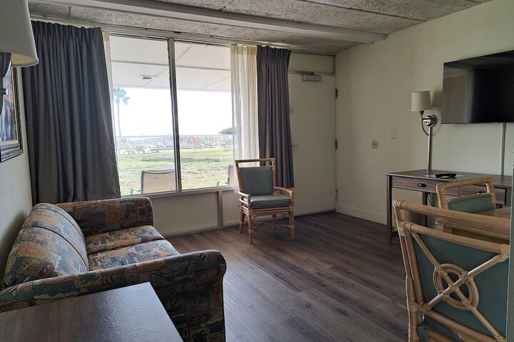Days Inn & Suites by Wyndham Jekyll Island