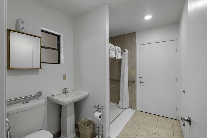 Room 30 of 43