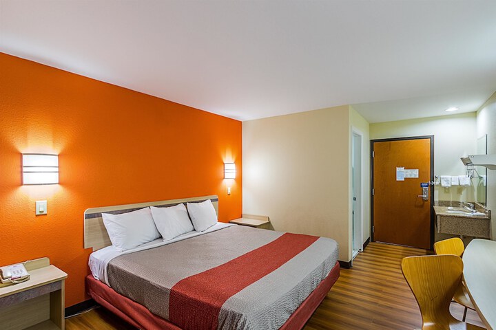 Room 33 of 38