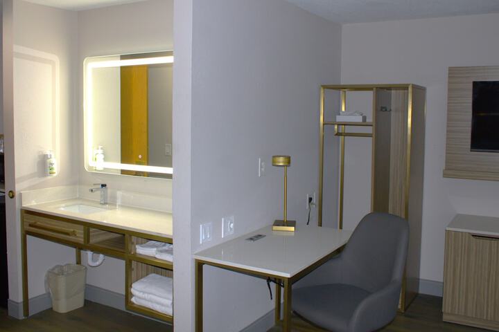 Room 6 of 24