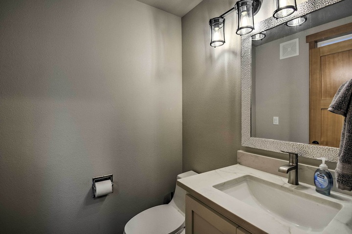 Luxurious Tacoma Retreat w / Quartz Countertops!
