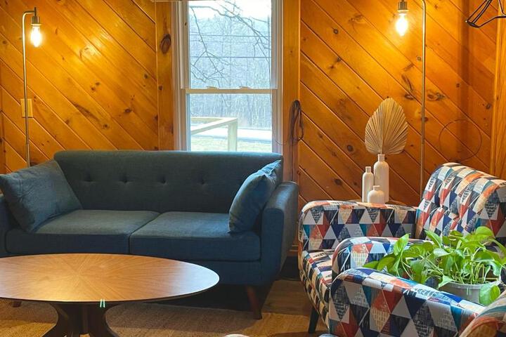 Cozy Cottage with Jacuzzi Sauna, Fire Pit and Reading Nook!