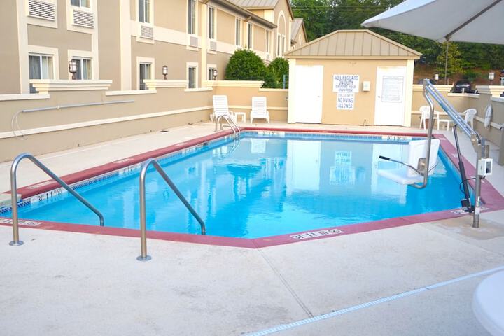 Comfort Inn & Suites Greenwood near University