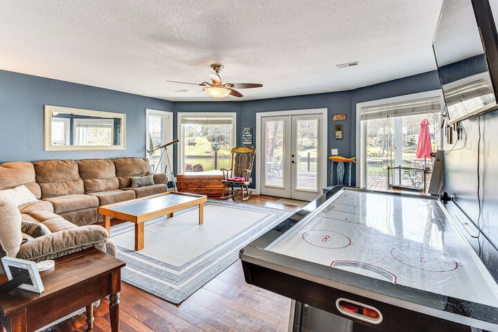Waterfront Getaway w / Fire Pit + Game Room!