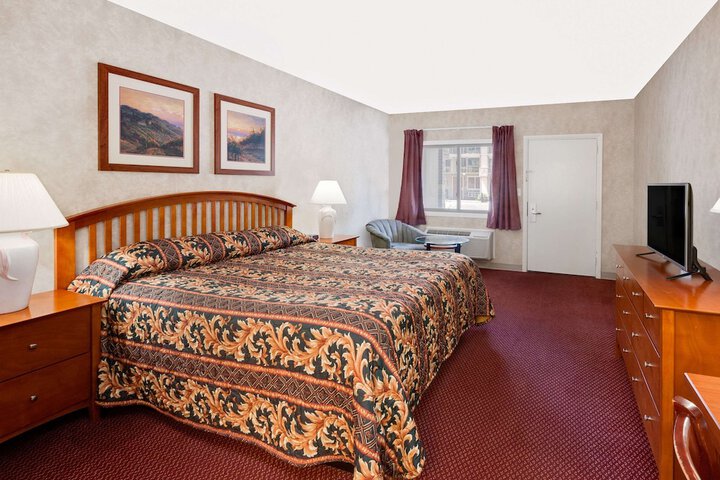Room 6 of 18
