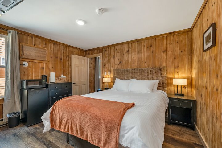 Room 102 of 185