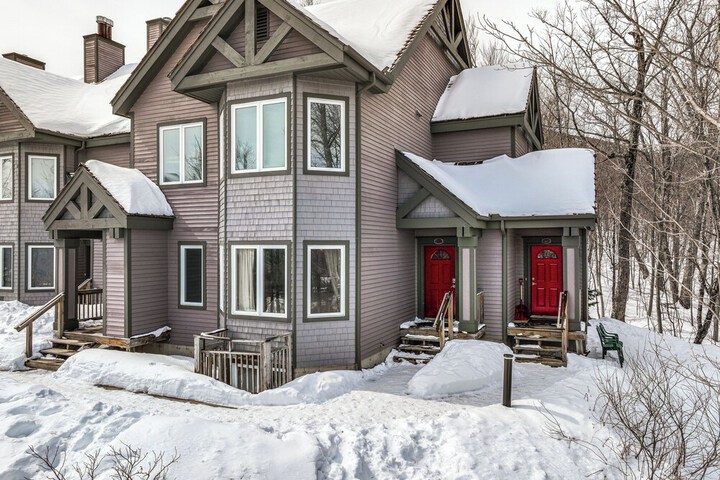 Ski-in Resort Family Condo w / Deck at Jay Peak!