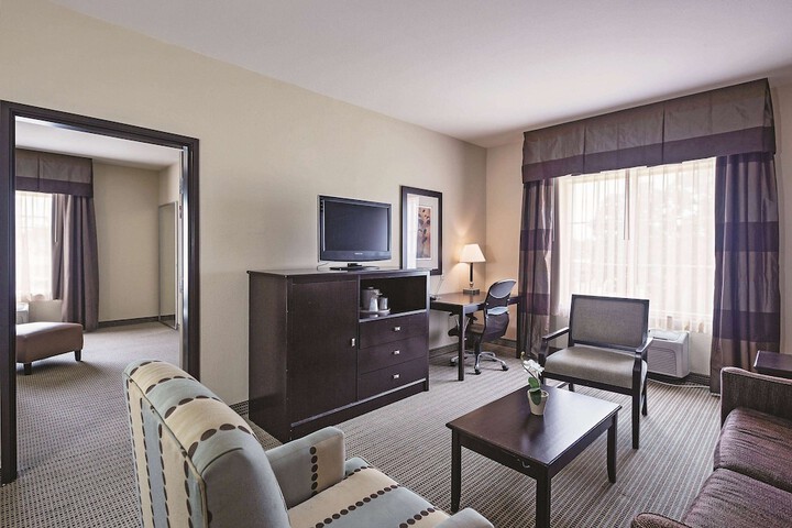 La Quinta Inn & Suites by Wyndham DFW Airport West - Euless