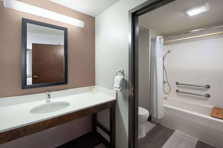 Room 10 of 28