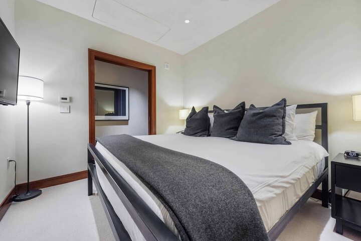 Room 52 of 158