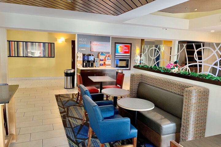 Holiday Inn Express & Suites Chicago-Libertyville by IHG